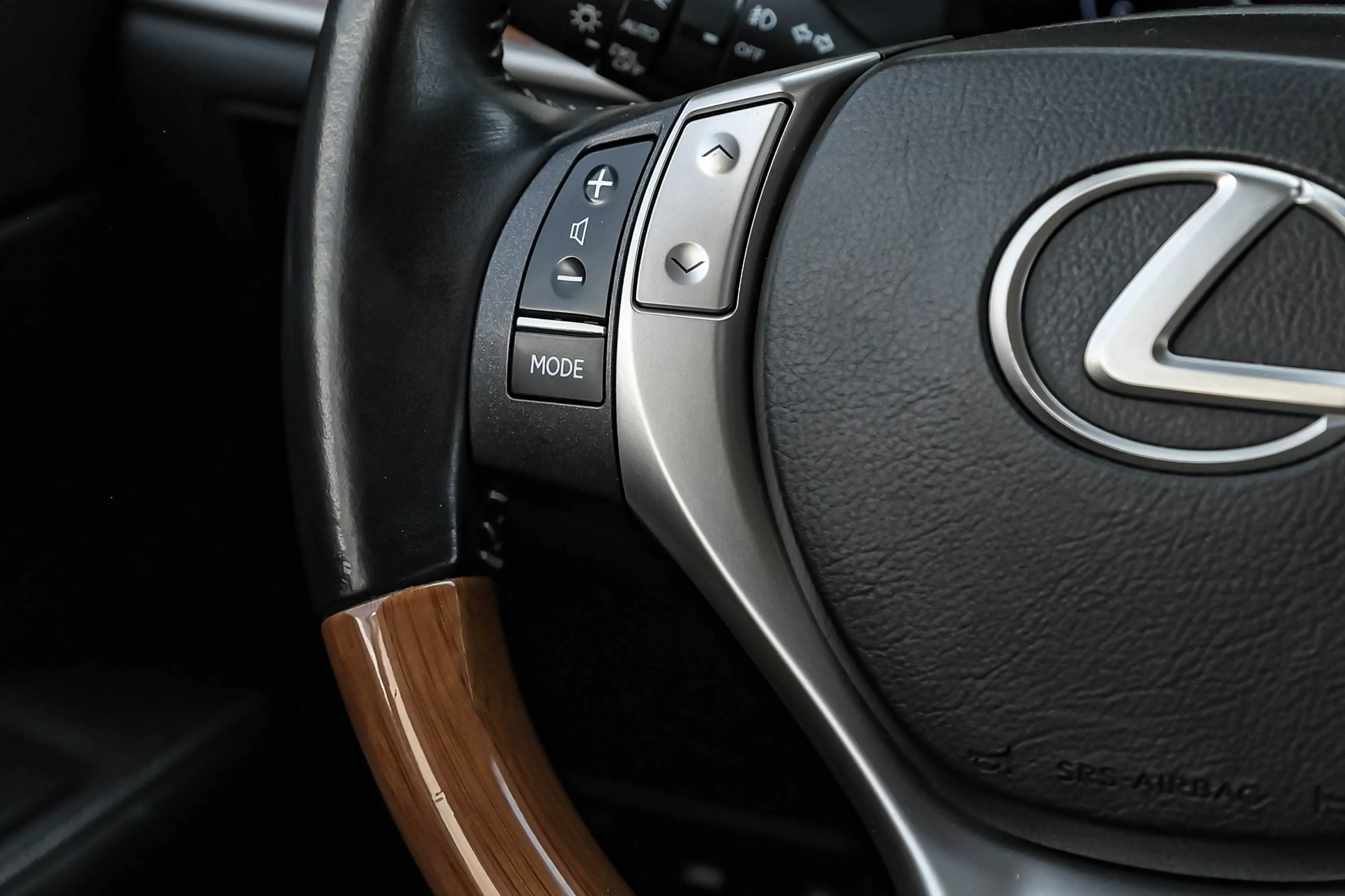 Used 2014 Lexus ES 300h w/ Luxury Package w/Bamboo Trim FWD image 16