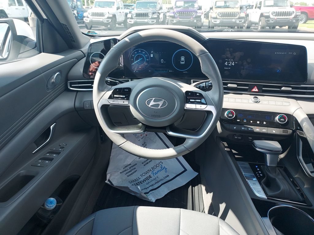 Used 2025 Hyundai Elantra SEL FWD image 16