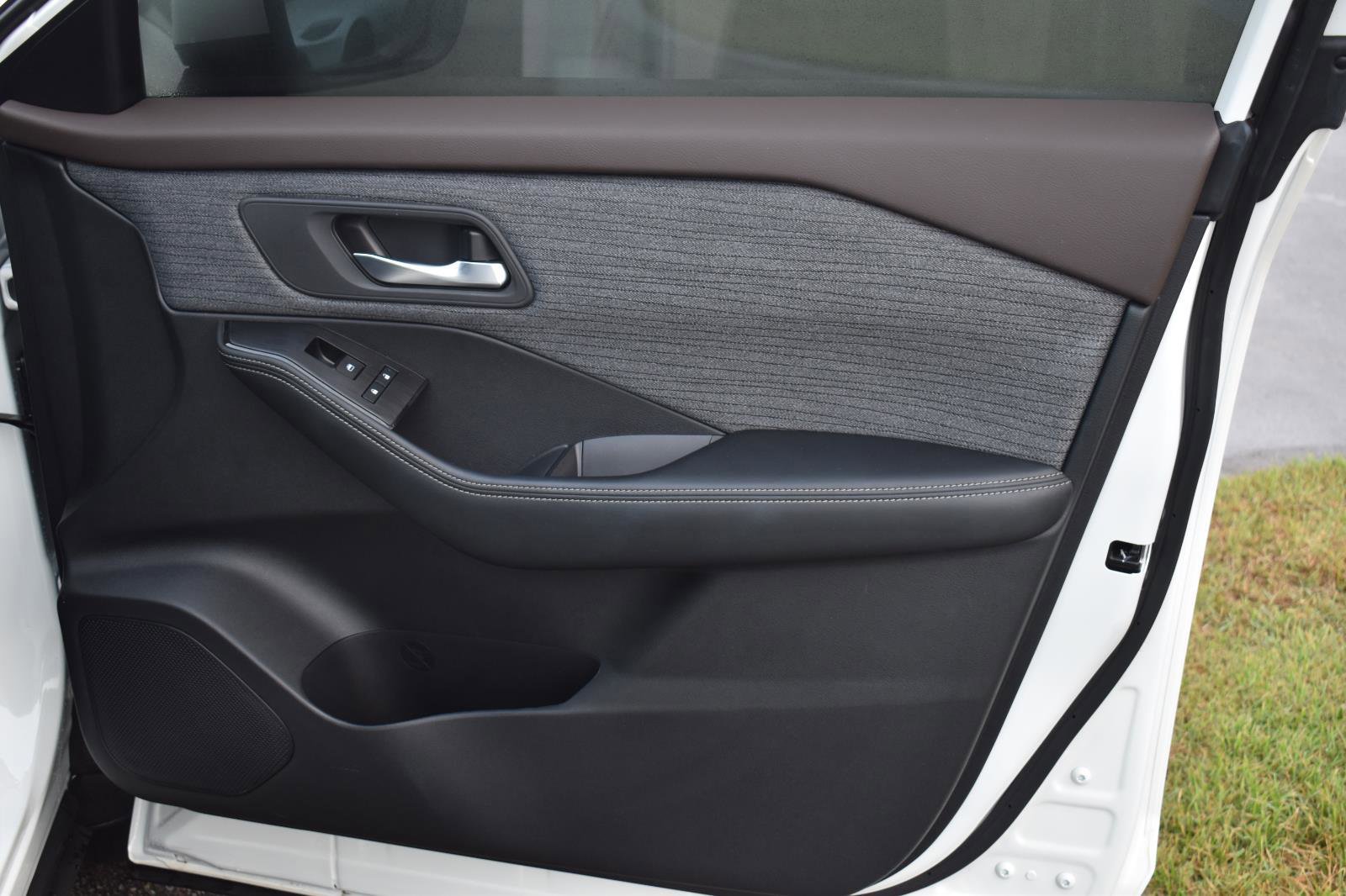 Used 2023 Nissan Rogue SV image 41