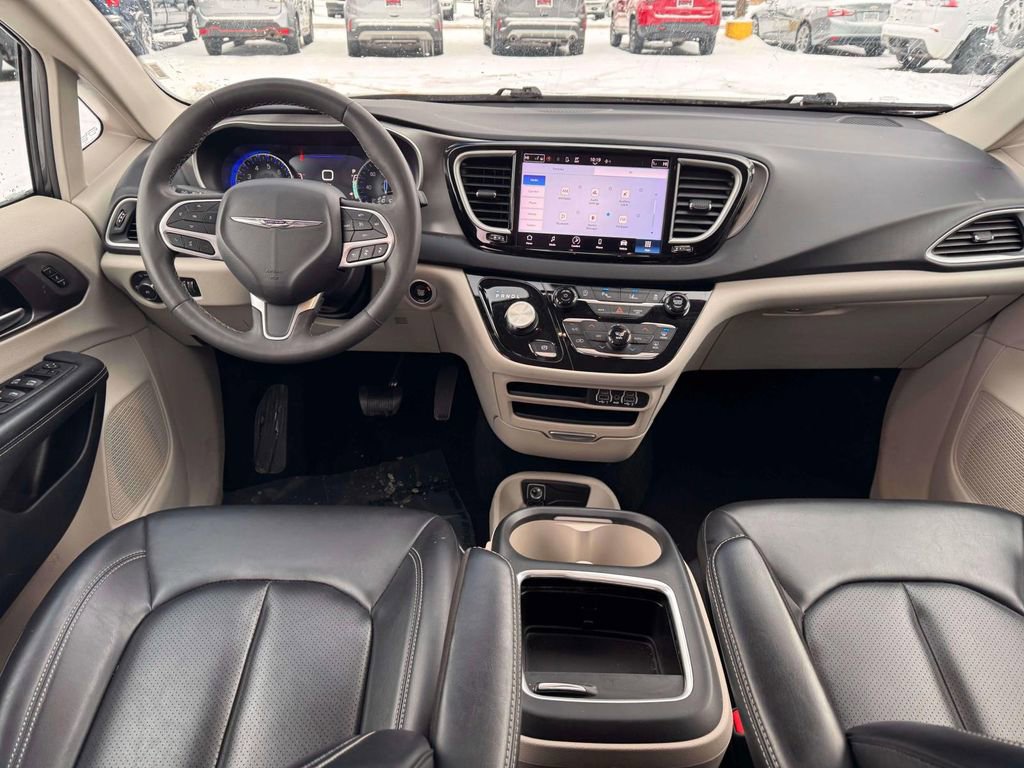 Used 2023 Chrysler Pacifica Touring-L image 3