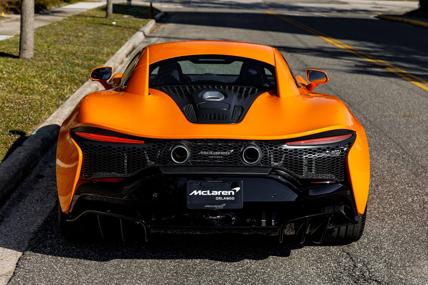 Used 2025 McLaren Artura image 11