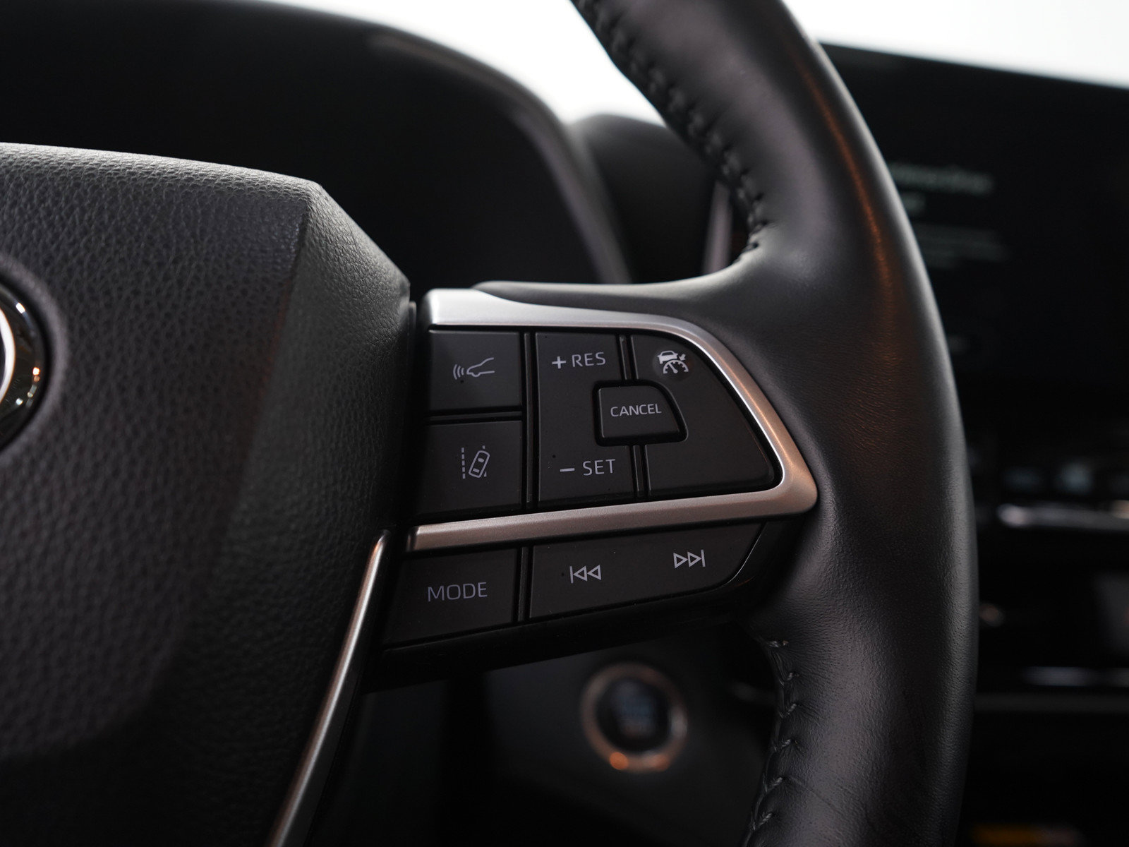 Used 2024 Toyota Highlander Limited AWD/4WD image 31