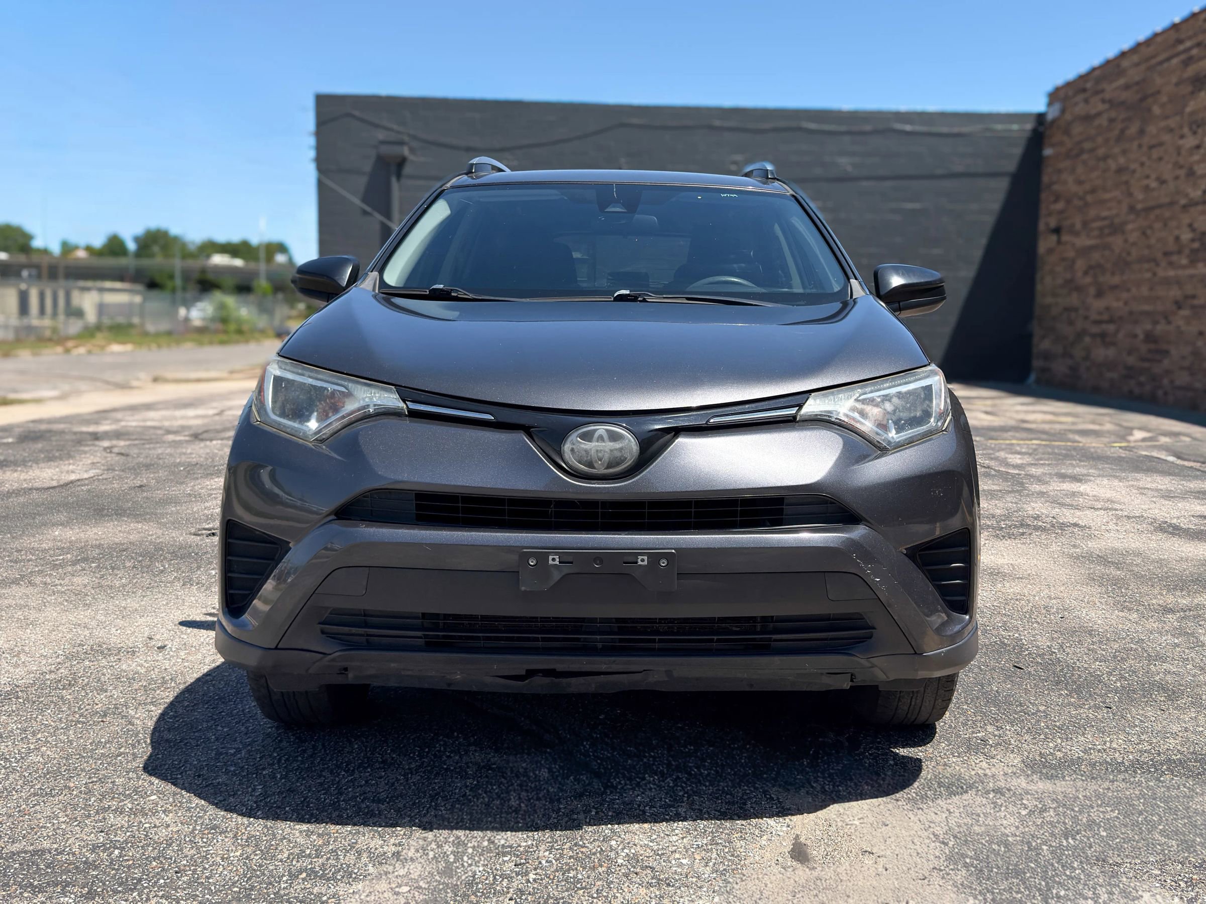 Used 2018 Toyota RAV4 LE FWD image 2