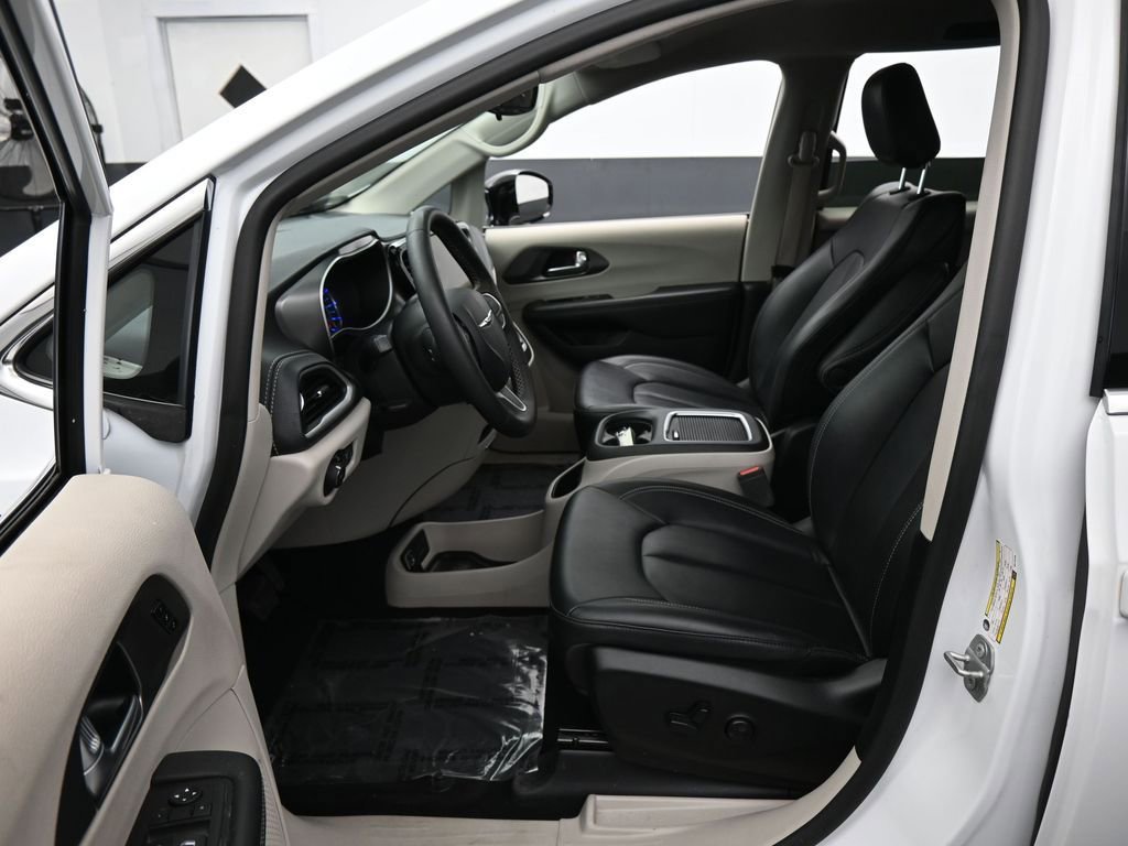 Used 2024 Chrysler Pacifica Select image 11