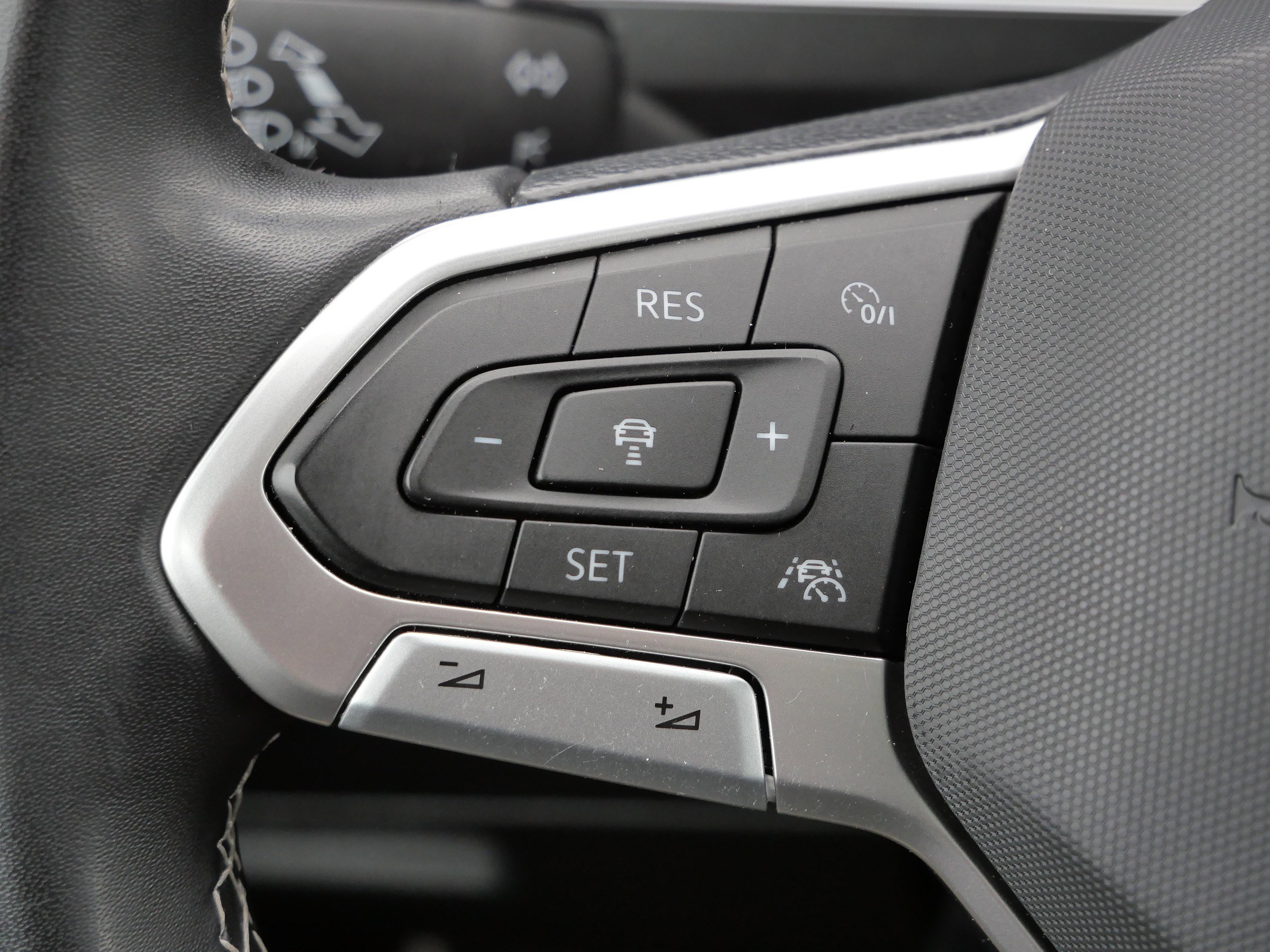 Used 2023 Volkswagen Tiguan SEL R-Line image 33