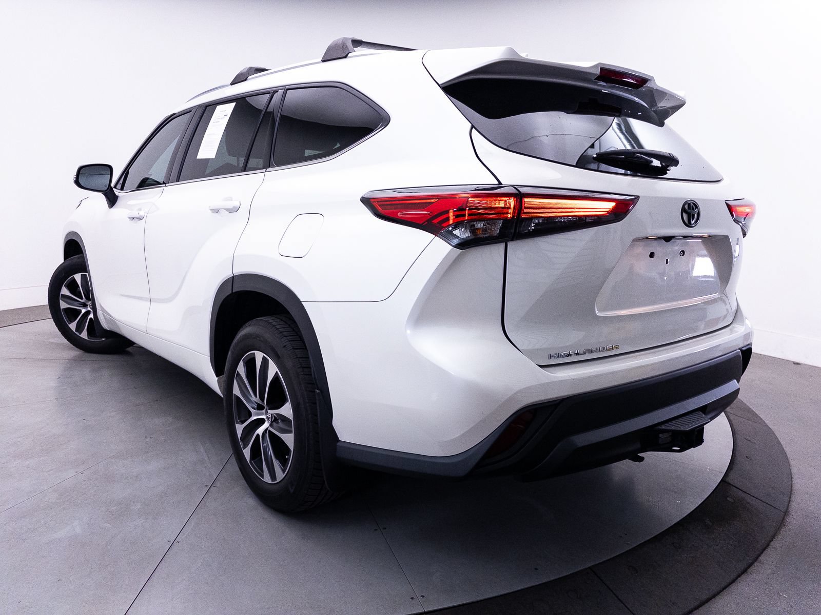 Used 2021 Toyota Highlander XLE AWD/4WD image 3