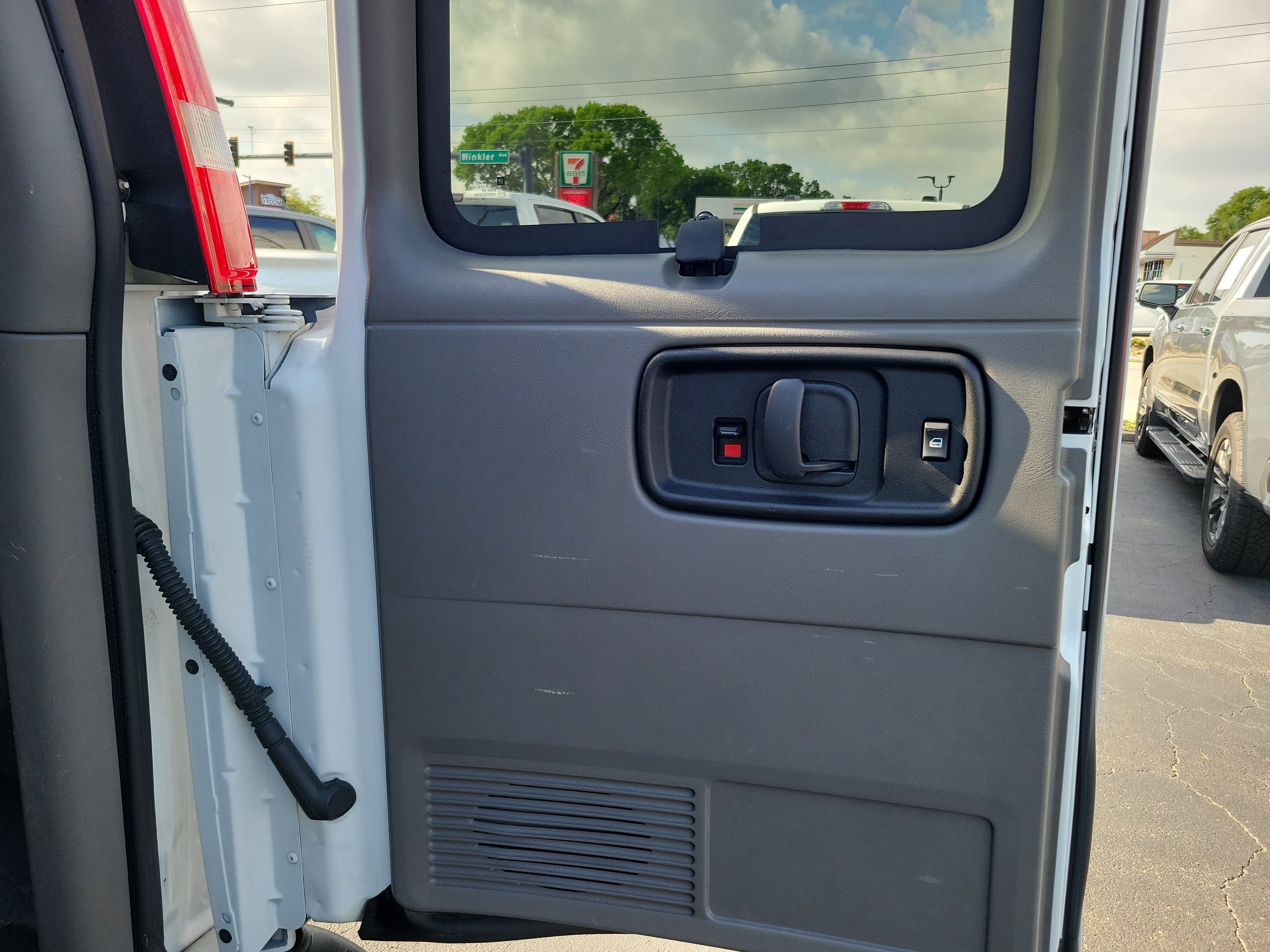 Used 2025 GMC Savana 3500 LT w/ LT Preferred Equipment Group RWD image 7