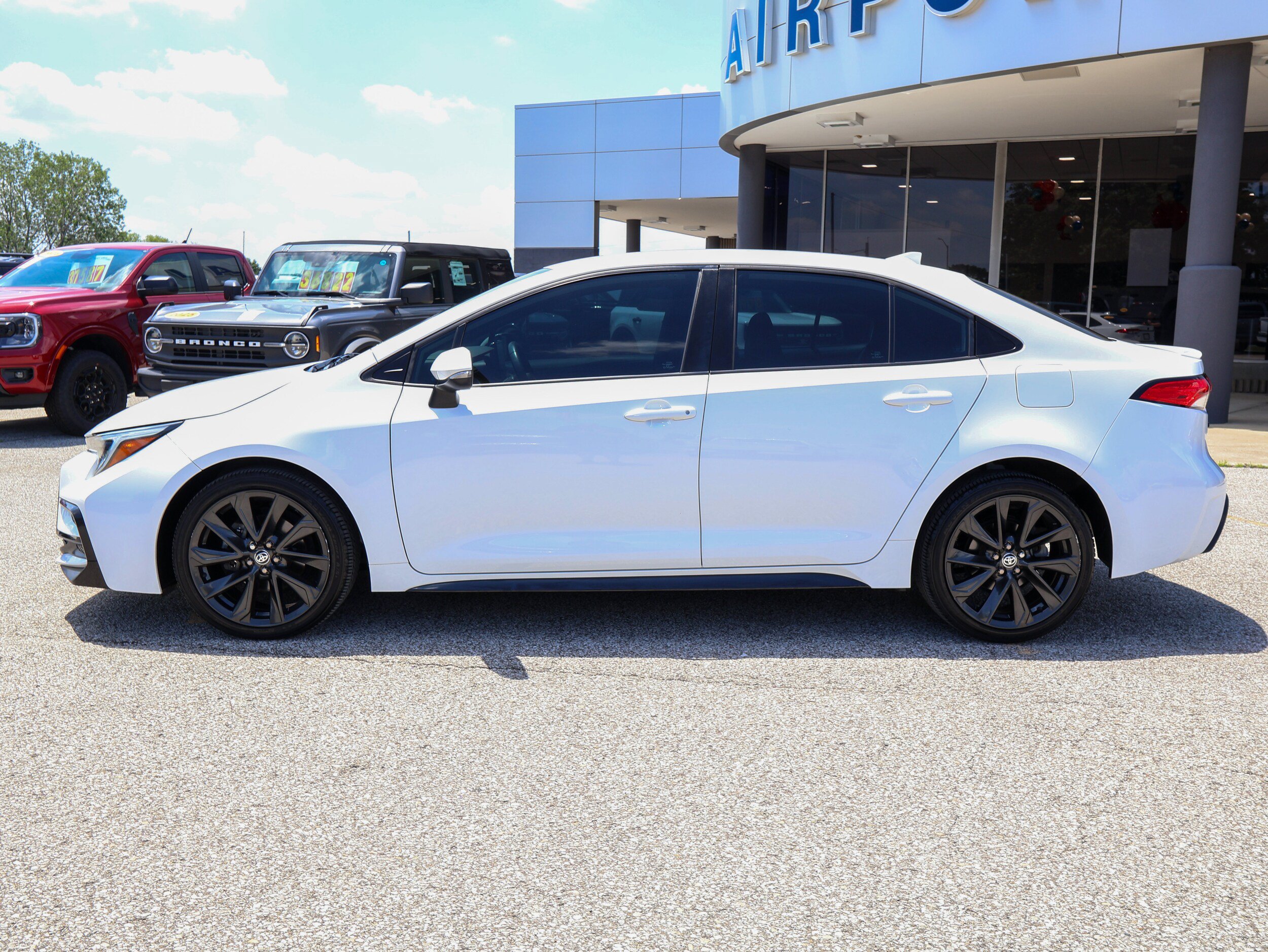 Used 2023 Toyota Corolla SE FWD image 2