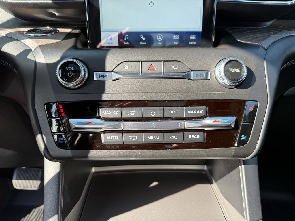 Used 2020 Ford Explorer Platinum image 29