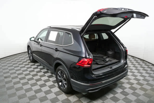 Certified 2024 Volkswagen Tiguan SE FWD image 30