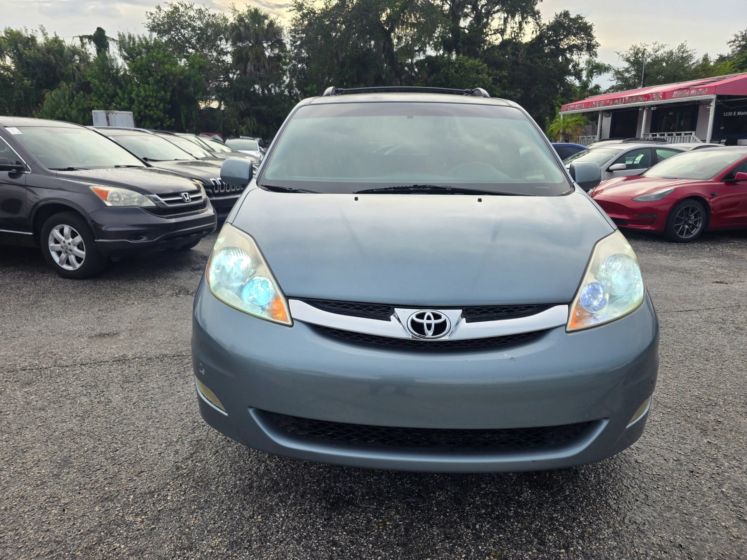 Used 2010 Toyota Sienna XLE Limited w/ XLE Limited Pkg 2 FWD image 2