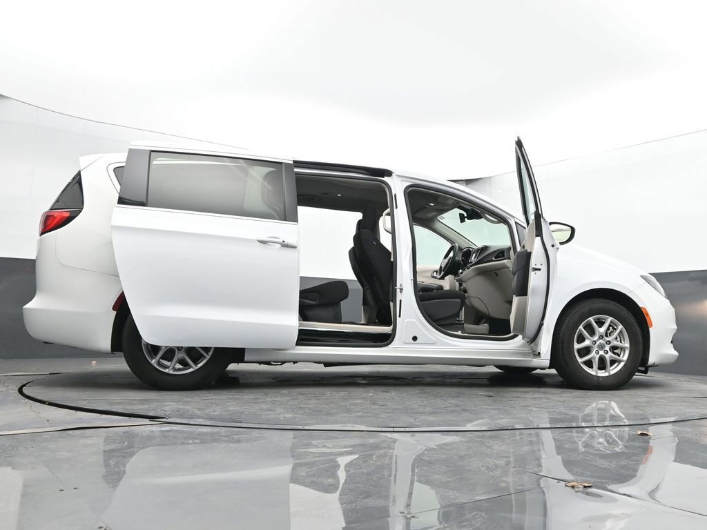 Used 2023 Chrysler Voyager LX FWD image 57