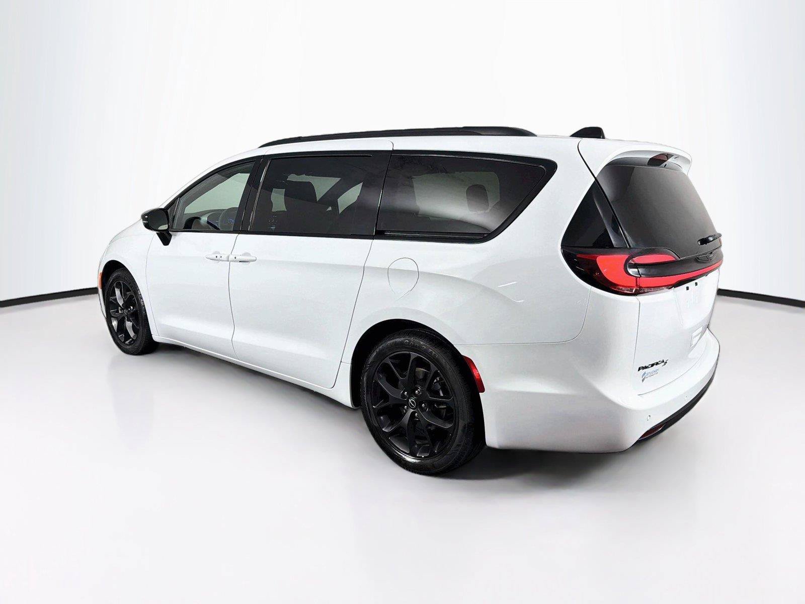 Used 2025 Chrysler Pacifica Limited FWD image 9