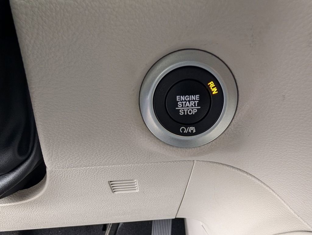 Used 2023 Chrysler Pacifica Limited image 36