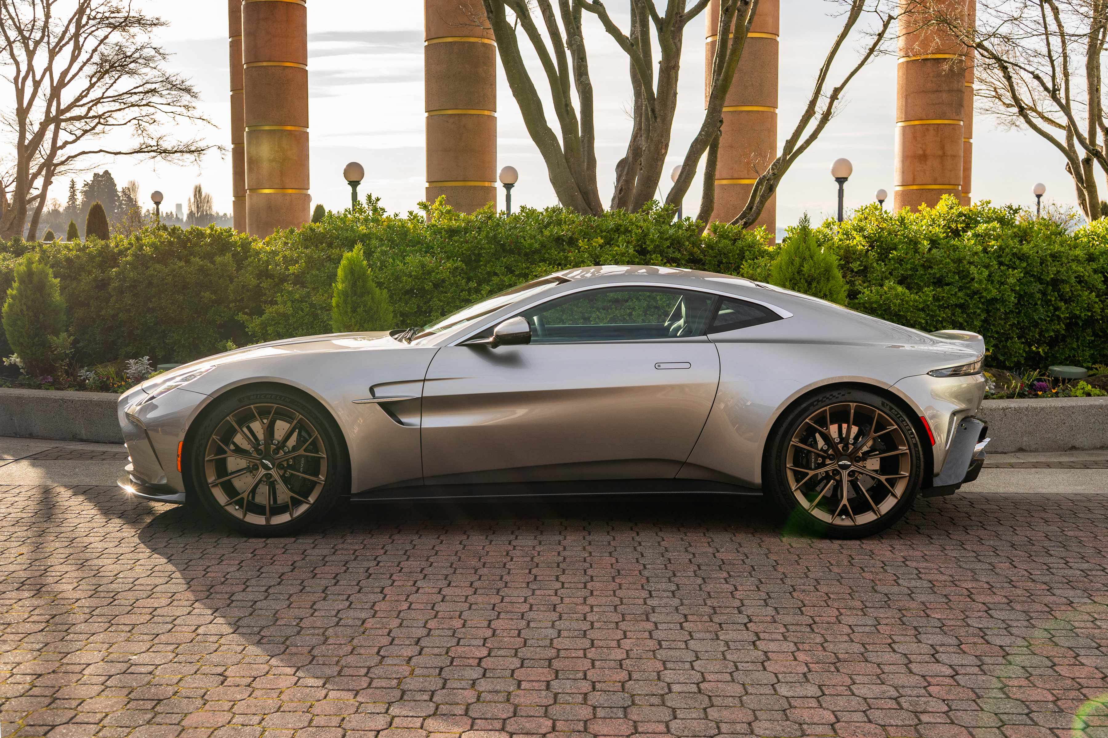Used 2025 Aston Martin V8 Vantage Coupe image 2
