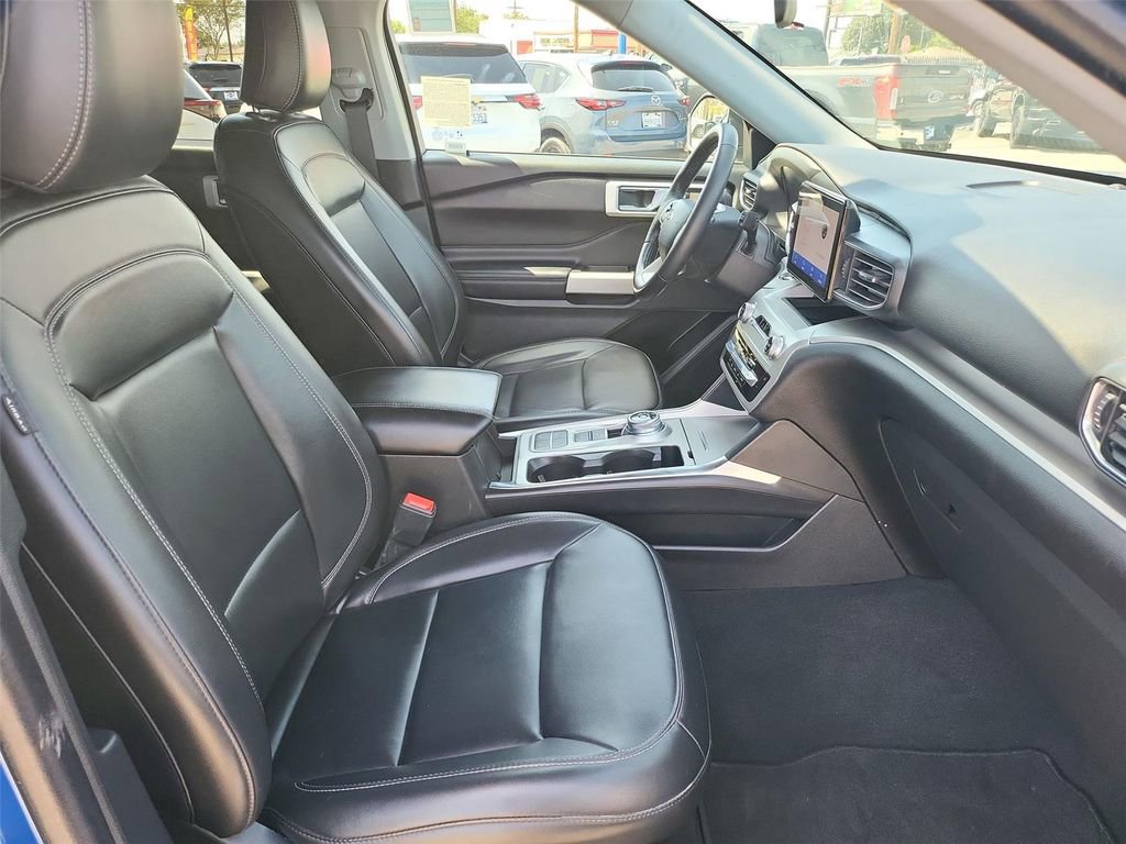 Used 2022 Ford Explorer XLT w/ Equipment Group 202A RWD image 19