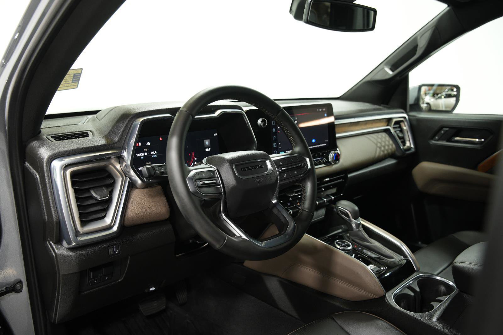 Used 2025 GMC Canyon Denali image 25