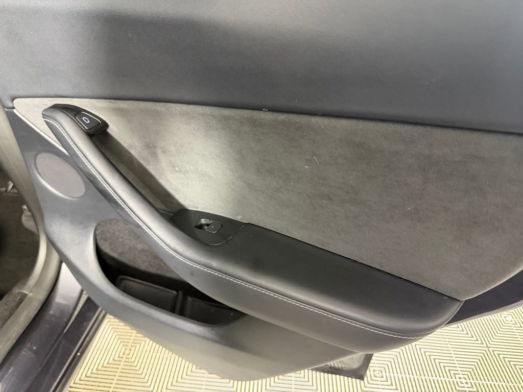 Used 2024 Tesla Model Y Long Range AWD/4WD image 29
