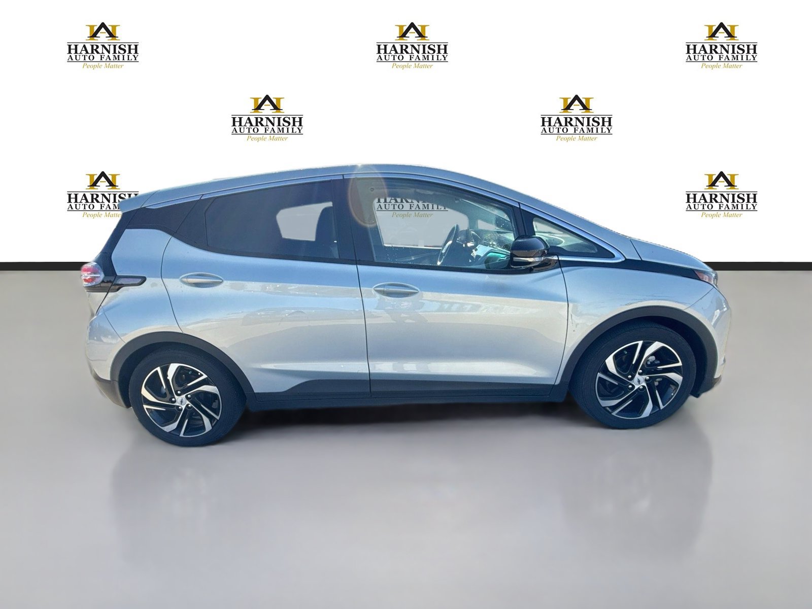 Used 2023 Chevrolet Bolt LT w/ Infotainment Package FWD image 6