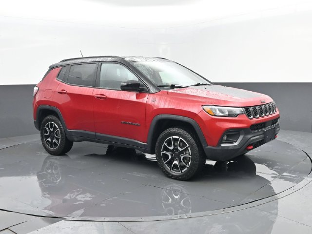 Used 2025 Jeep Compass Trailhawk AWD/4WD image 3