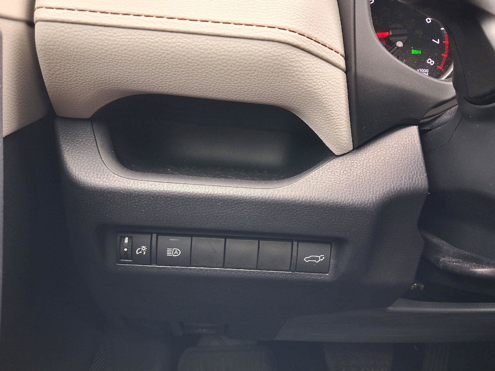 Used 2020 Toyota RAV4 XLE w/ Convenience Package FWD image 37