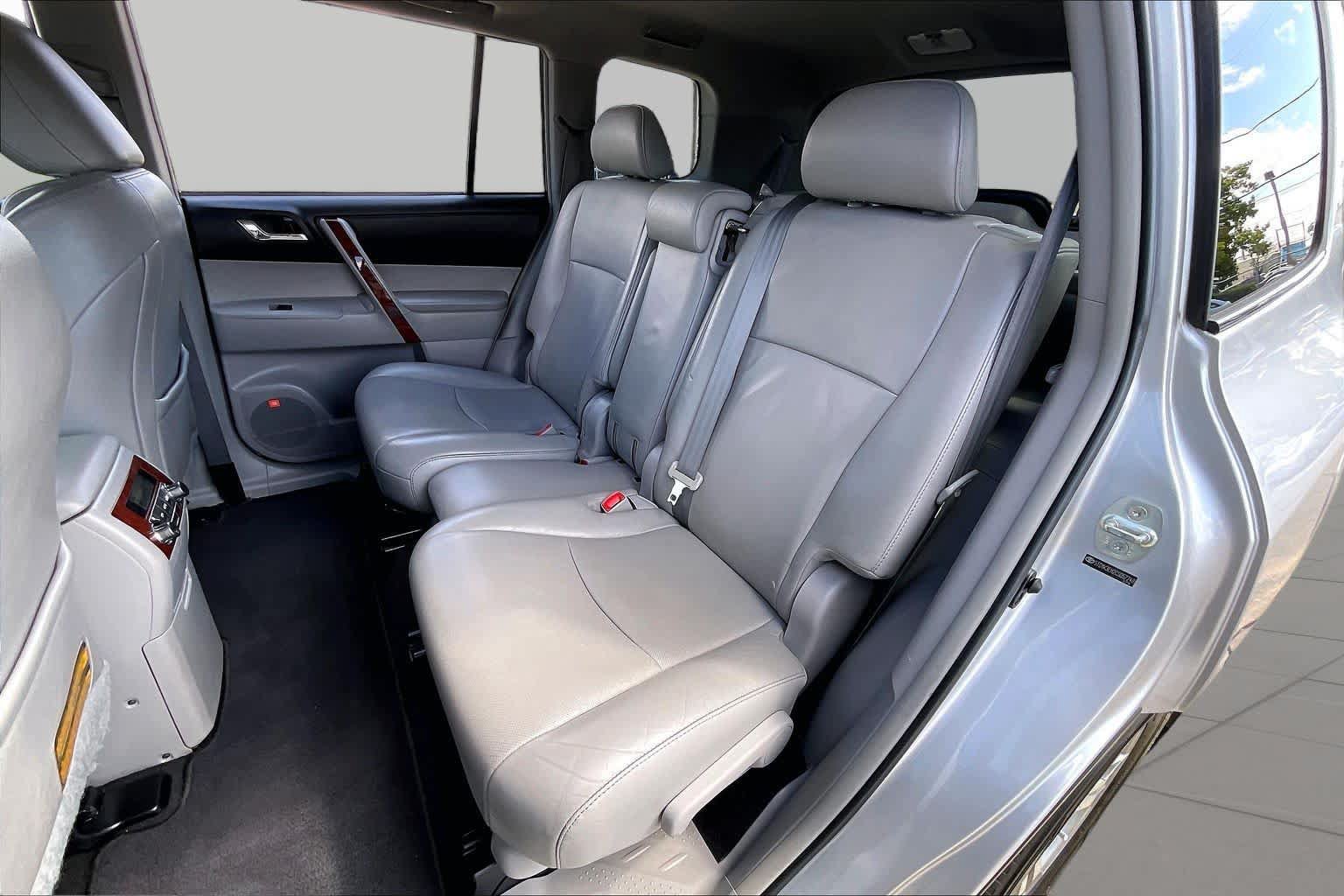 Used 2012 Toyota Highlander Limited w/ Tow Pkg FWD image 19