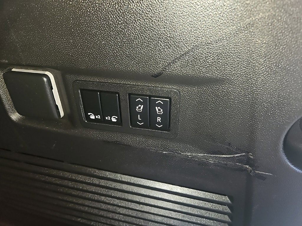 Used 2022 GMC Yukon Denali w/ Denali Premium Package image 30