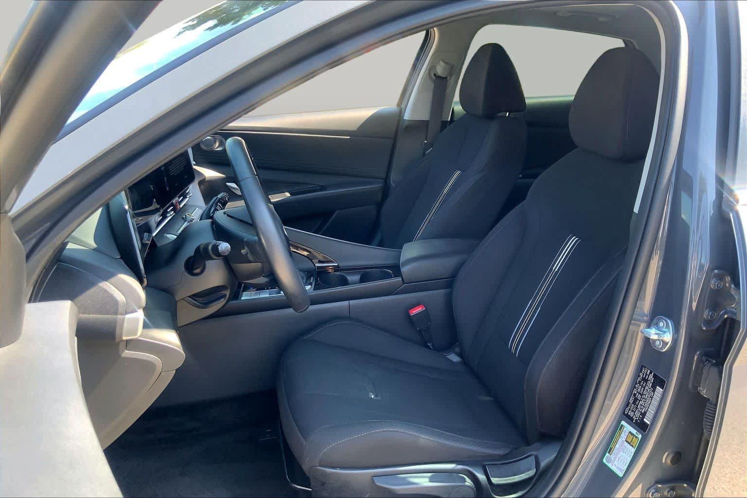Used 2025 Hyundai Elantra SEL FWD image 8