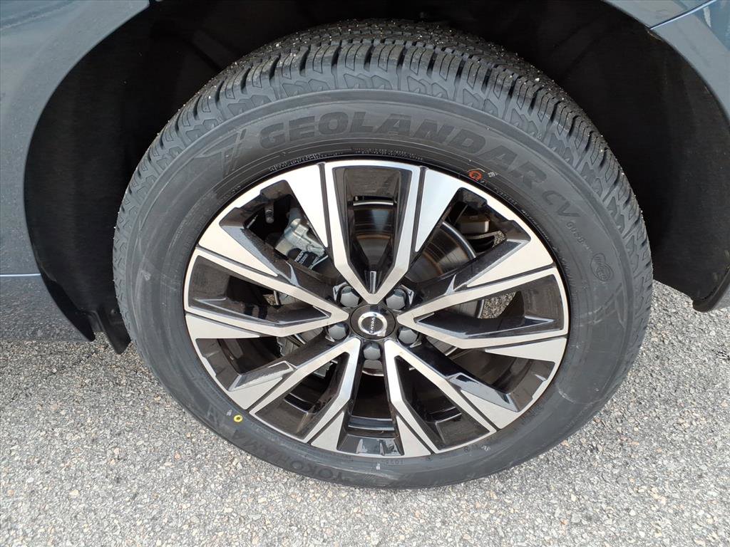 Certified 2023 Volvo XC60 B5 Plus w/ Climate Package image 11