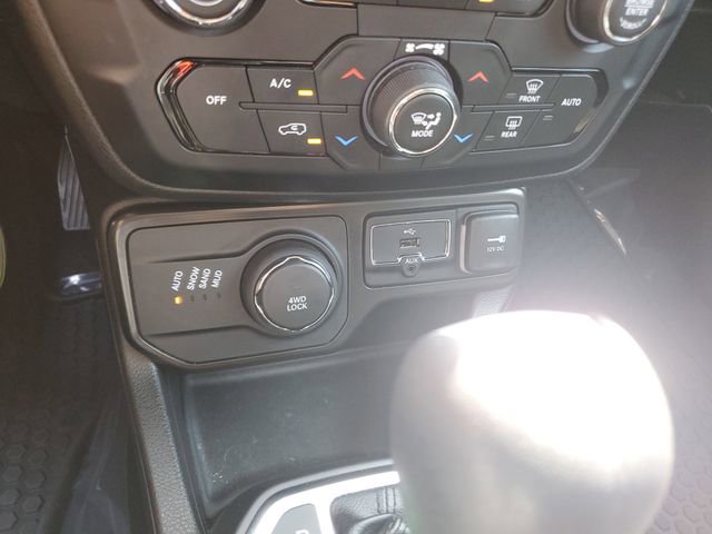 Used 2023 Jeep Renegade Latitude w/ Premium Group AWD/4WD image 27