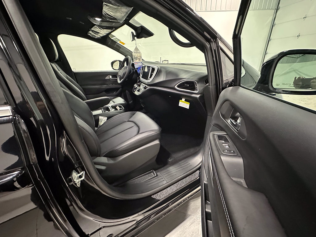 Used 2027 Chrysler Pacifica LX FWD image 27