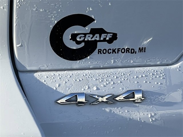 Used 2023 Jeep Grand Cherokee Laredo image 2