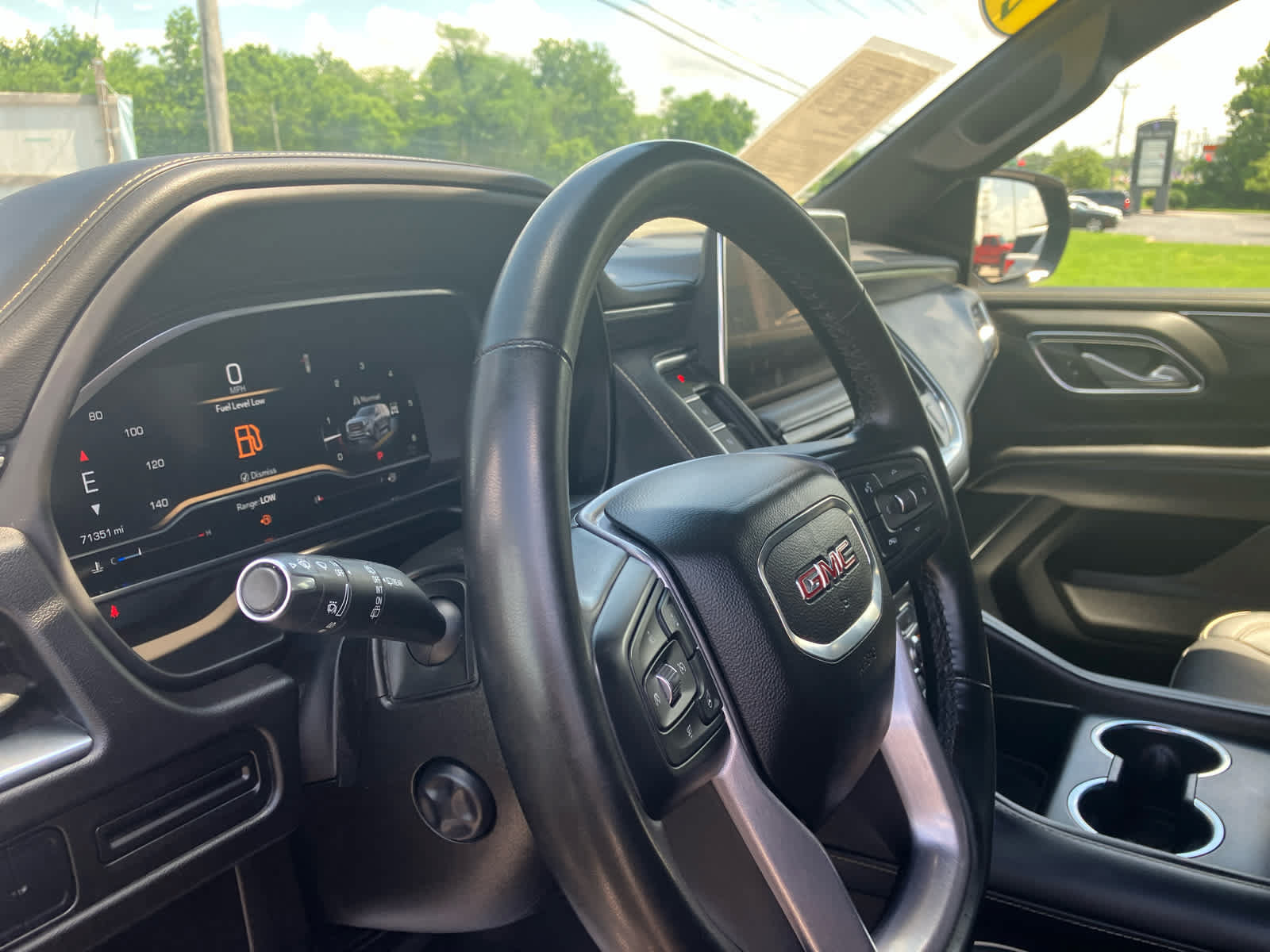 Used 2023 GMC Yukon SLT w/ SLT Premium Package AWD/4WD image 9