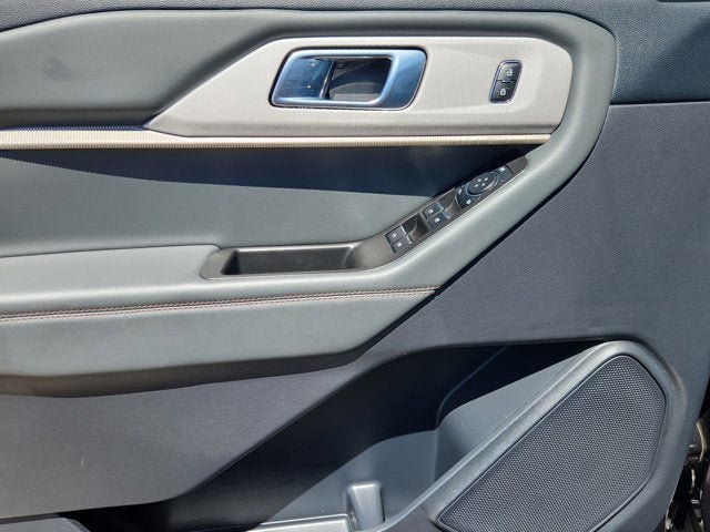 Used 2025 Ford Explorer Active AWD/4WD image 19