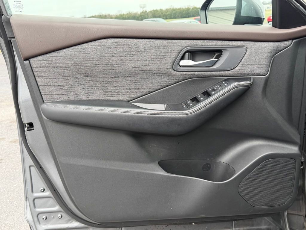 Used 2023 Nissan Rogue SV image 13