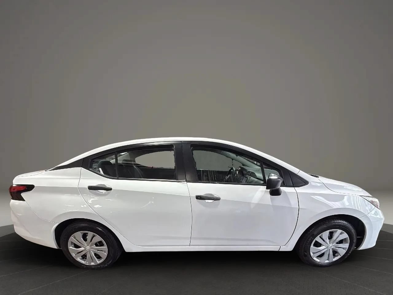 Used 2023 Nissan Versa S FWD image 4