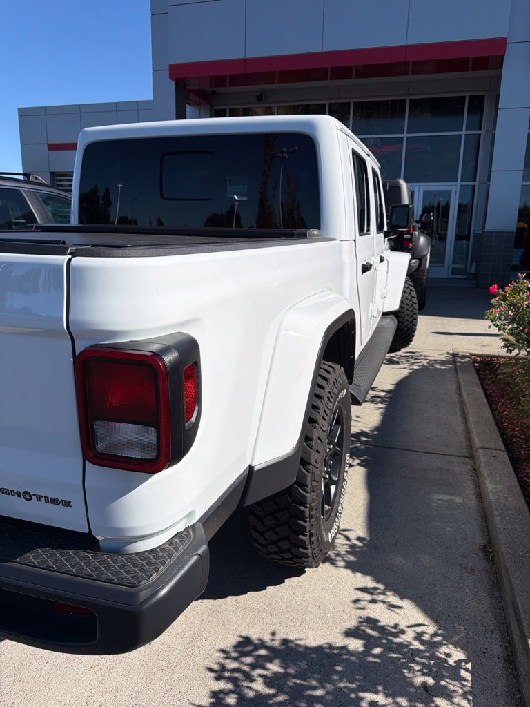 Used 2025 Jeep Gladiator Sport AWD/4WD image 4