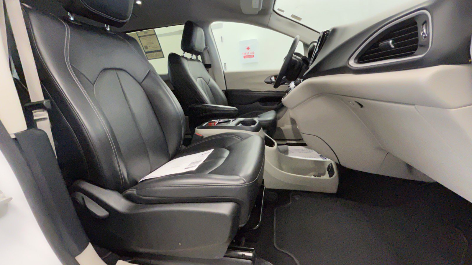 Used 2023 Chrysler Pacifica Touring-L image 20