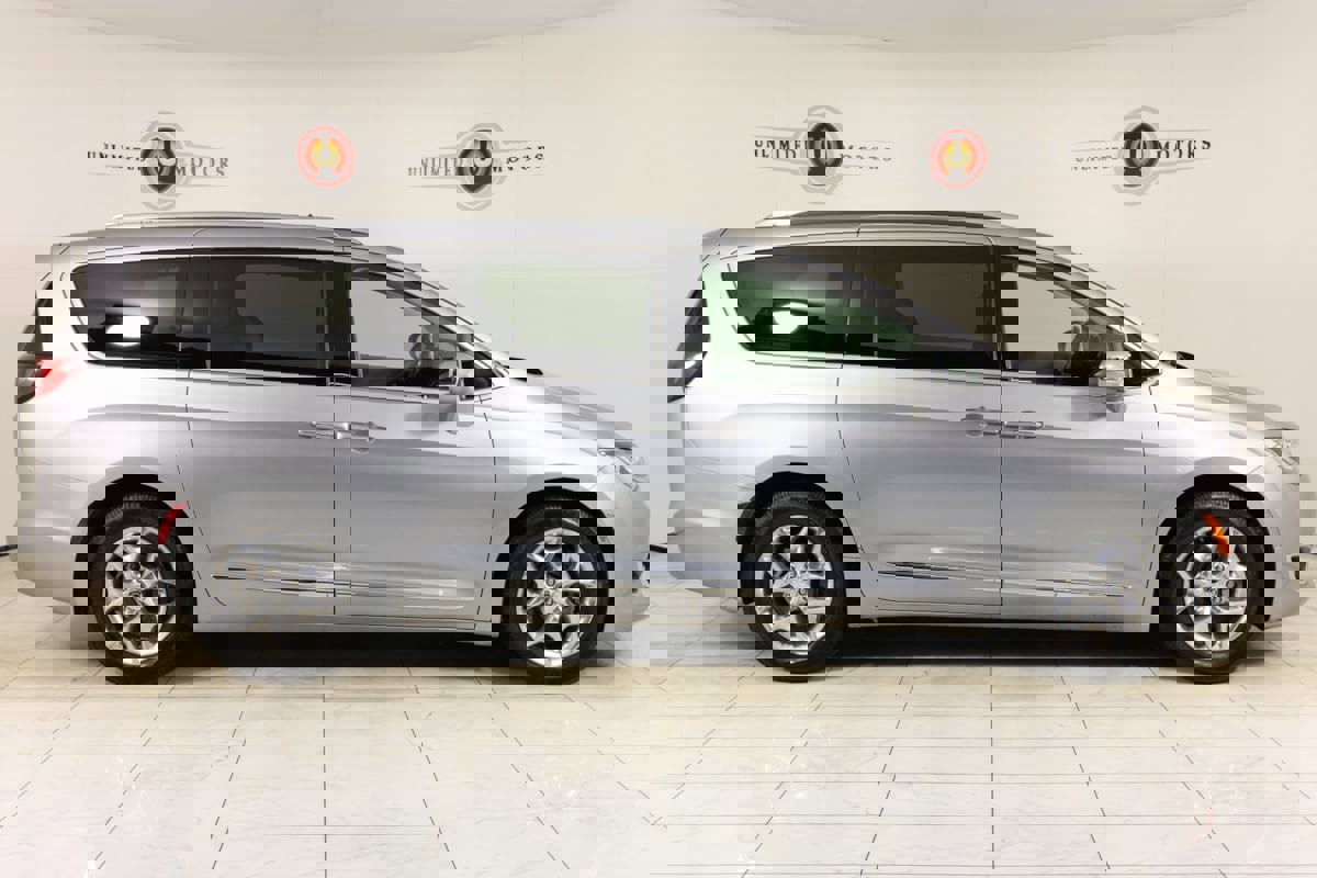 Used 2019 Chrysler Pacifica Limited image 2