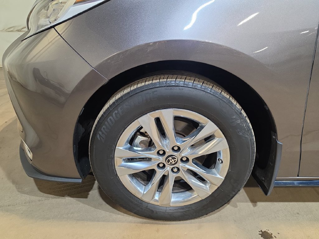 Used 2024 Toyota Sienna Limited AWD/4WD image 19