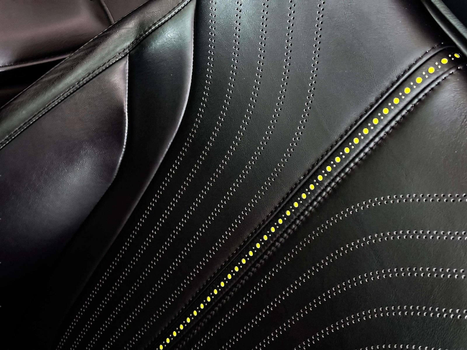 Used 2021 Aston Martin DB11 Volante image 19