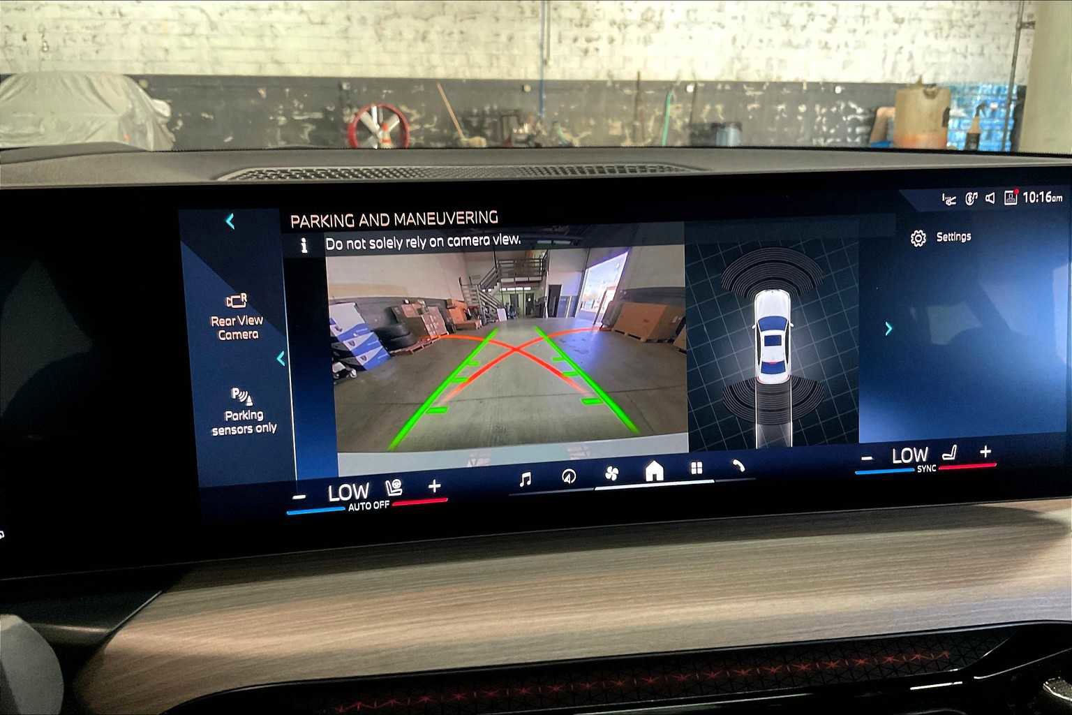 Used 2025 BMW 330i Sedan w/ Premium Package image 24