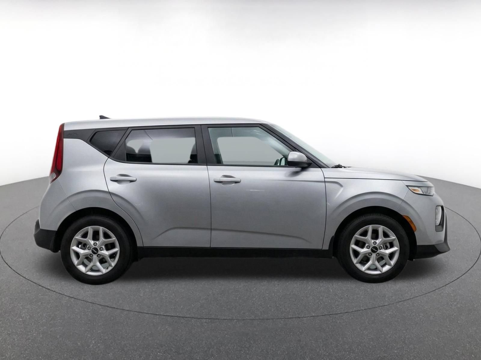 Used 2025 Kia Soul LX w/ LX Technology Package FWD image 10