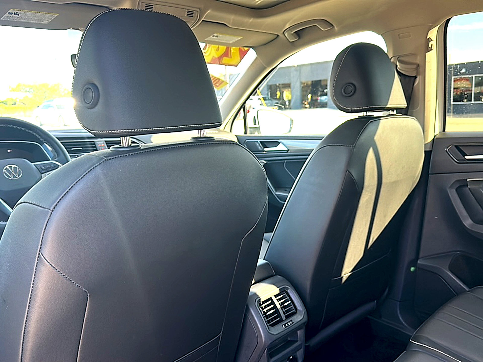 Used 2024 Volkswagen Tiguan SE w/ Panoramic Sunroof Package image 17