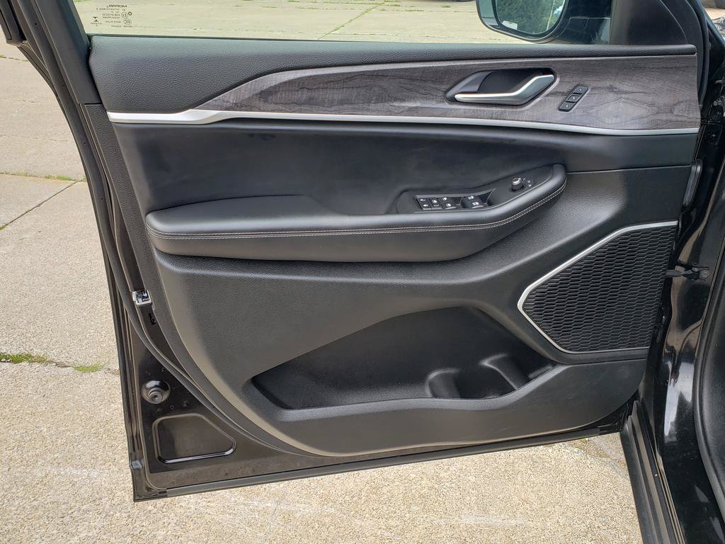 Used 2022 Jeep Grand Cherokee L Limited AWD/4WD image 13