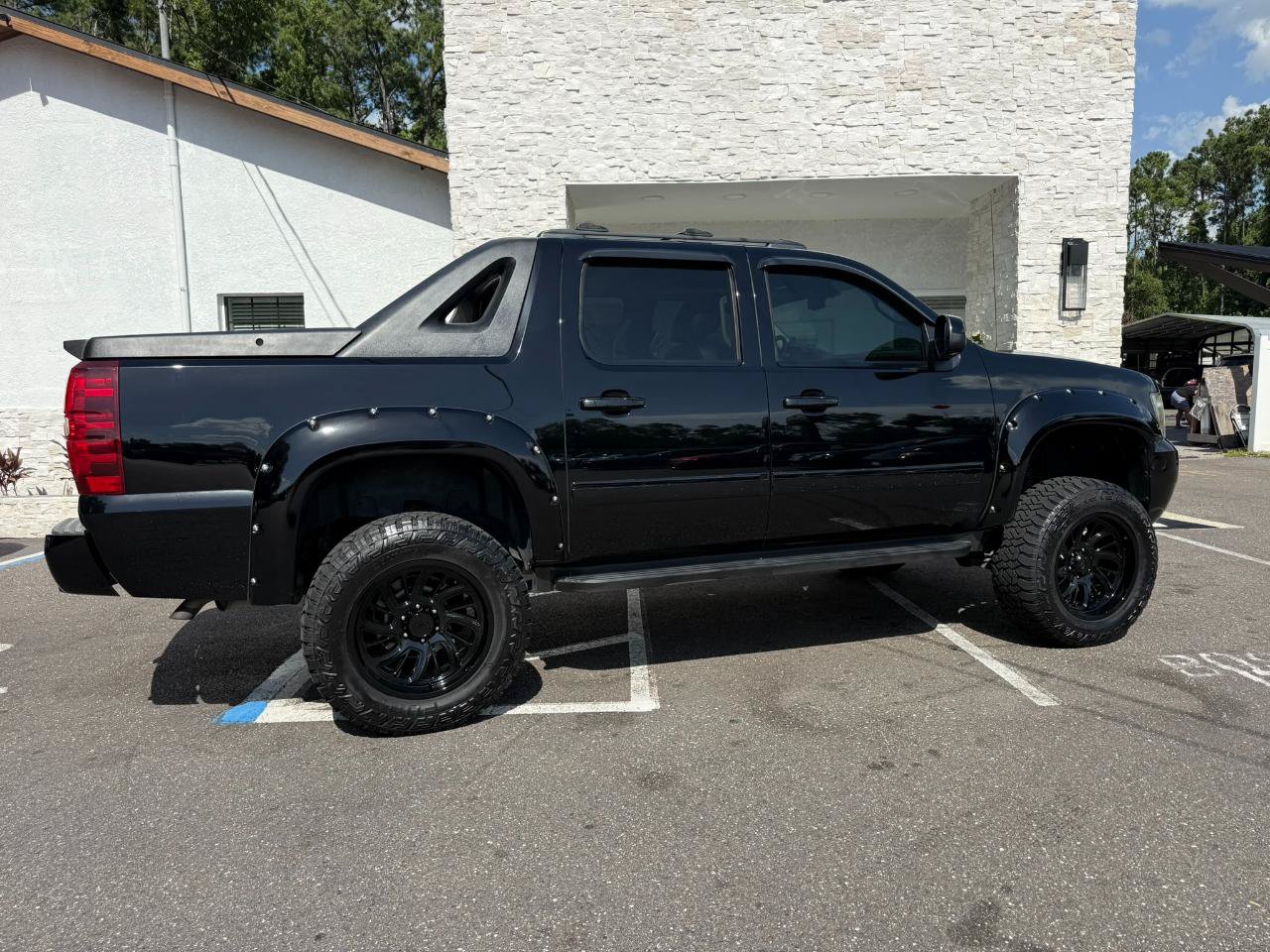 Used 2011 Chevrolet Avalanche LTZ AWD/4WD image 16