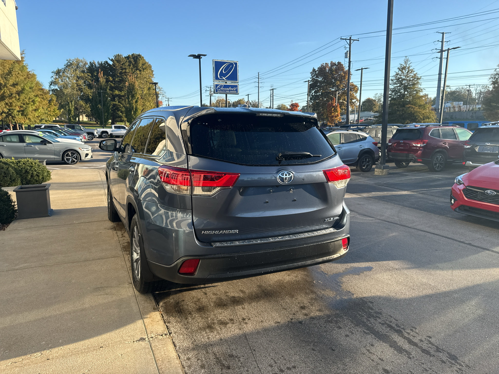 Used 2019 Toyota Highlander XLE AWD/4WD image 4