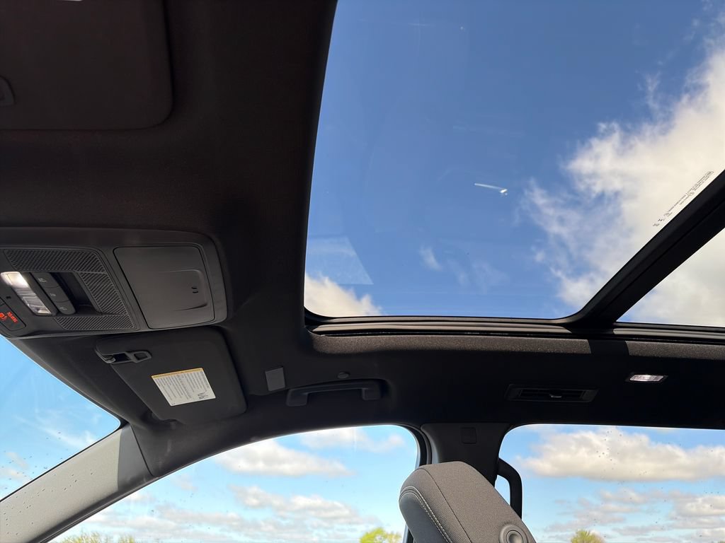 New 2026 Chevrolet Traverse LT w/ Sun and Wheel Package AWD/4WD image 24