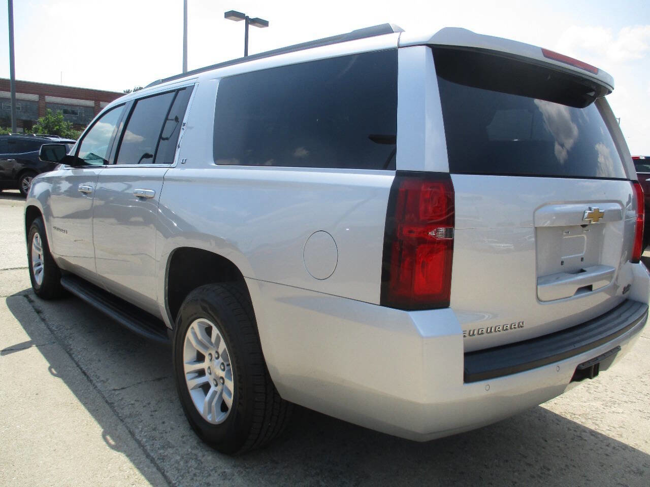 Used 2019 Chevrolet Suburban LT image 4