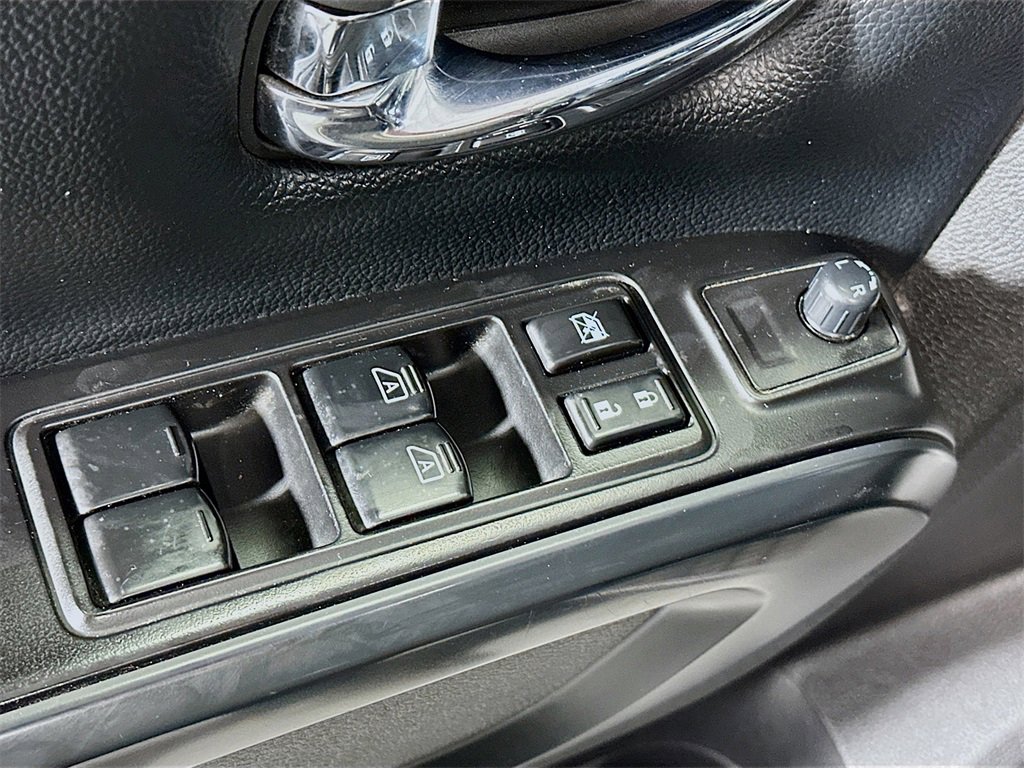 Used 2018 Nissan Titan SV w/ SV Convenience Package image 19